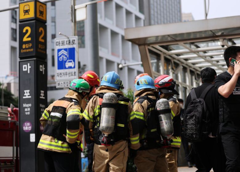 31일 오전 방화로 추정되는 화재가 발생한 서울 지하철 5호선 마포역 앞에서 소방대원들이 대기하고 있다. 소방 당국과 서울교통공사에 따르면 이날 오전 8시45분께 서울지하철 여의나루역과 마포역 사이를 지나는 열차에서 방화로 추정되는 불이 났다. 현재 화재는 진화돼 전구간 열차 운행이 재개됐다. 사진=뉴스1