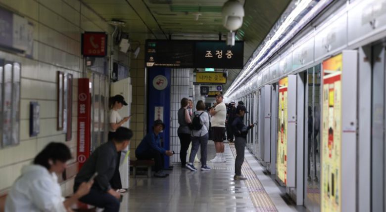 31일 오전 방화로 인해 운행이 중단됐던 서울 지하철 5호선 마포역에서 열차가 정상 운행하고 있다. 뉴시스
