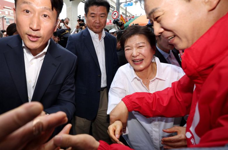 박근혜 전 대통령이 지난 5월 31일 대구 중구 서문시장에서 김문수 국민의힘 대선 후보 지원 유세를 하고 있다. 뉴시스