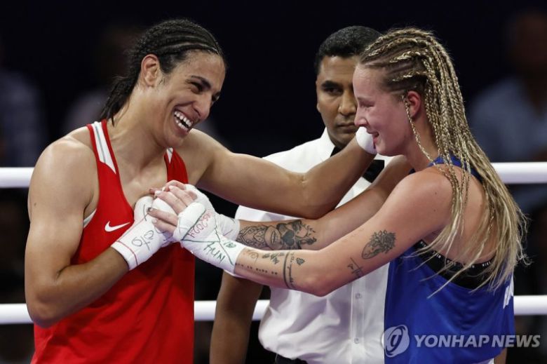 경기가 끝난 뒤 서로 격려하는 칼리프와 허모리.연합뉴스