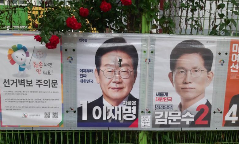 지난달 16일 오후 대구 중구 남산초 외벽에 설치된 이재명 더불어민주당 대선 후보의 선거 홍보물이 훼손돼 경찰이 수사에 나섰다. /사진=뉴스1(더불어민주당 대구시당 제공)