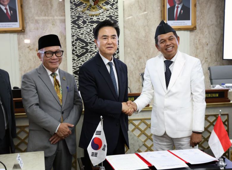 김태흠 충남지사(가운데)가 지난달 26일 데디 물야디 인도네시아 서자바주지사(맨 오른쪽)와 ‘교류 및 탄소중립 실현을 위한 공동선언’을 채택한 뒤 악수하고 있다.
