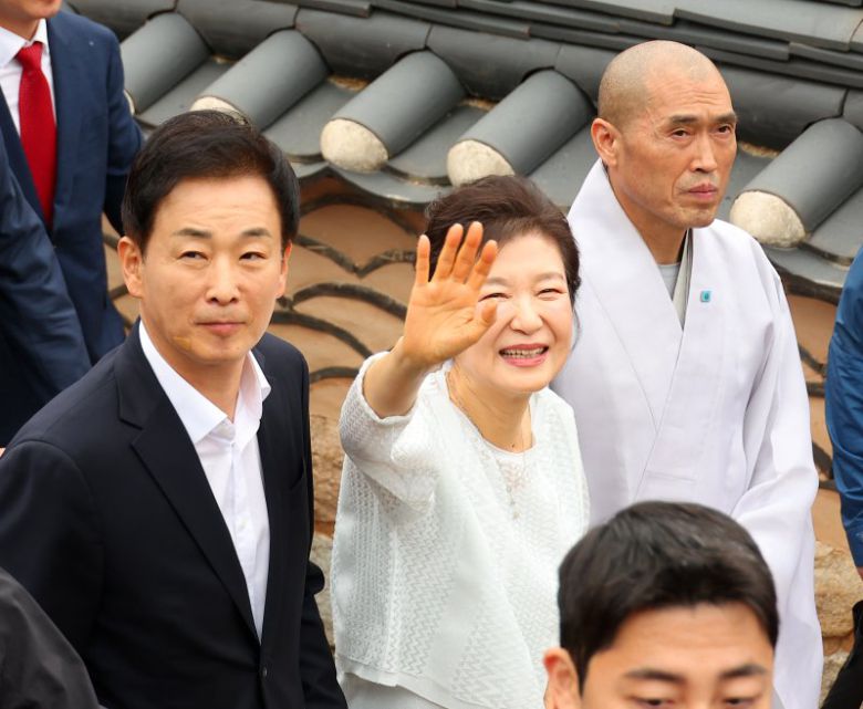 박근혜 전 대통령이 대선을 하루 앞둔 2일 오전 부산 금정구 범어사를 찾아 지지자들에게 인사하고 있다. 연합뉴스