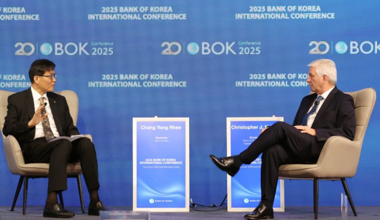 이창용 한국은행 총재(왼쪽)가 2일 서울 중구 한은 별관에서 열린 'BOK 국제컨퍼런스'에서 크리스토퍼 월러 미국 연방준비제도(Fed) 이사와 대담을 하고 있다. BOK 국제컨퍼런스는 '경제구조 변화와 통화정책'을 주제로 3일까지 계속된다. 뉴스1
