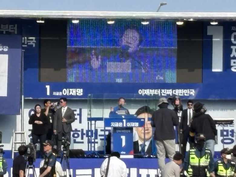 더불어민주당 이재명 대선 후보가 1일 울산 동구 일산해수욕장 로터리에서 유세를 펼치고 있다. 이 후보는 이날 유세에서 비정규직 노동자와 여성 노동자에 대한 차별 철폐, 울산지역 에너지 산업 활성화 등을 강조하면서 울산에 대한 애착을 드러냈다. 사진=최수상 기자