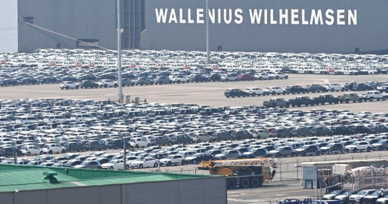 도널드 트럼프 미국 대통령의 자동차·부품 관세 부과로 업계에 비상이 걸린 가운데 1일 경기 평택시 평택항 부두에 수출을 위해 선적을 대기 중인 자동차들이 줄지어 서 있다. 뉴시스