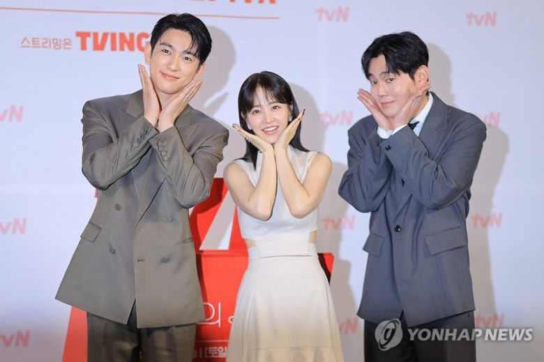 지난달 21일 서울 영등포구 CGV 영등포에서 열린 '미지의 서울' 제작발표회에서 1인 2역을 맡은 박보영(가운데)이 포즈를 취하고 있다. 연합뉴스                                    배우 이병헌(왼쪽부터)과 이영애, 박찬욱 감독, 김태우, 송강호가 지난 2월 4일 서울 용산구 CGV 용산아이파크몰에서 열린 CJ ENM 30주년 기념 비저너리(Visionary) 선정작 ‘공동경비구역 JSA’ Homecoming GV에 참석해 포즈를 취하고 있다. 뉴스1                                    CJ ENM 임직원이 뽑은 인생작 '나의 아저씨' 김원석 감독이 CJ ENM 본사에서 팬미팅을 하고 있다. CJ ENM 제공                                    30주년 CJ 비저너리 선정작