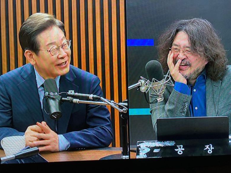 이재명 더불어민주당 대선 후보가 2일 '김어준의 겸손은 힘들다 뉴스공장' 유튜브 방송에 출연하고 있다. 사진=유튜브 갈무리