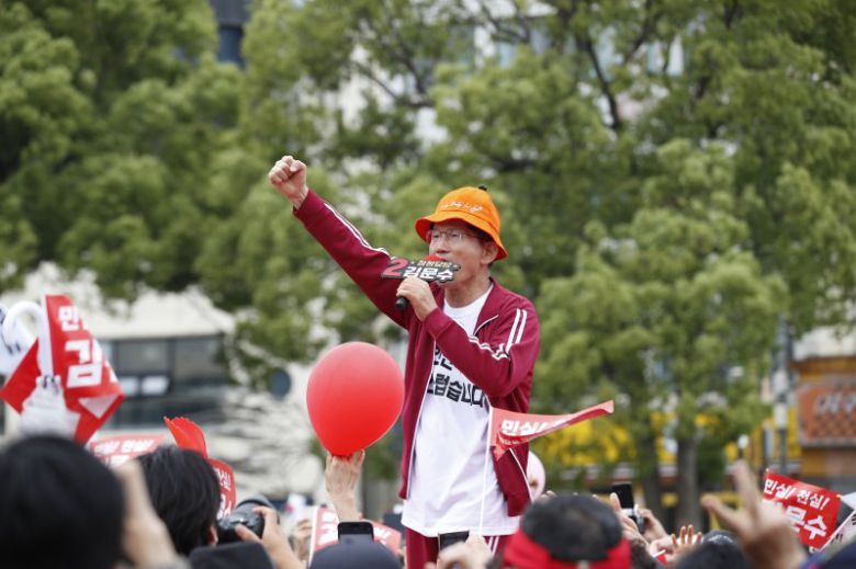 김문수 국민의힘 대통령 후보가 2일 오전 제주시 일도일동 동문로터리에서 열린 유세에서 지지를 호소하고 있다. (제주도사진기자회. 재판매 및 DB 금지) 뉴스1