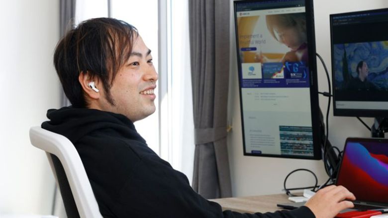 오카다 요스케 아베자 창업자 겸 CEO가 자신의 집무실 책상에 앉아 포즈를 취하고 있다. 요스케 대표는 "규모만 큰 거대언어모델(LLM)보다 산업 현장에서 활용 가능한 LLM이 진짜 경쟁력"이라고 강조했다.