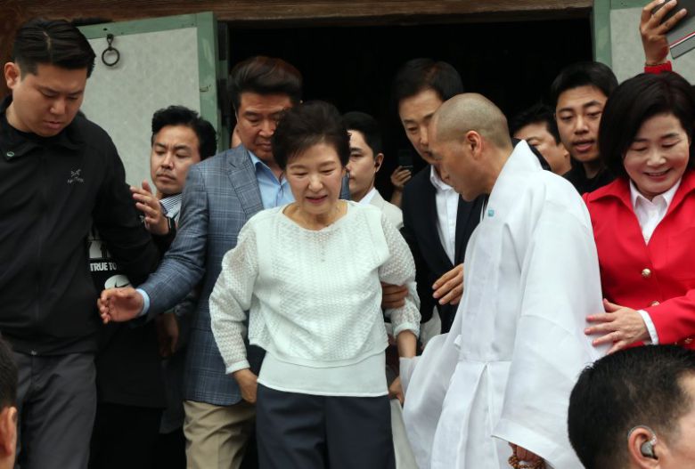 박근혜 전 대통령이 2일 부산 금정구 범어사를 방문해 대웅전을 나서고 있다. 뉴시스