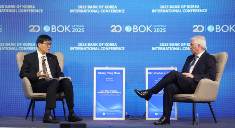 이창용 한국은행 총재와 크리스토퍼 월러 미국 연방준비제도 이사가 2일 서울 중구 한국은행에서 열린 2025년 BOK 국제컨퍼런스에서 미국 경제 전망과 다양한 통화정책 이슈에 대해 대담하고 있다. 뉴시스