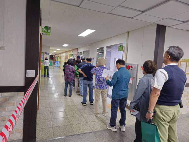 고양시 일산서구 장촌초등학교 다목적실 투표소에서 유권자들이 투표 시작을 기다리고 있다. 사진=박성현 수습기자