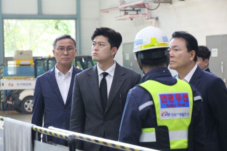 김용태 국민의힘 비상대책위원장이 대통령선거 본투표 당일인 3일 충남 태안화력발전소 노동자 끼임 사망 사고 현장을 살펴보고 있다. 국민의힘 제공. /사진=뉴스1