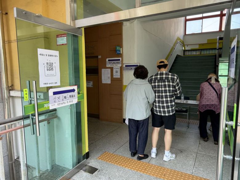 서울 송파구 삼전초등학교 투표소에서 가족 단위 유권자들이 투표소에 입장하고 있다. 사진=이현정 기자