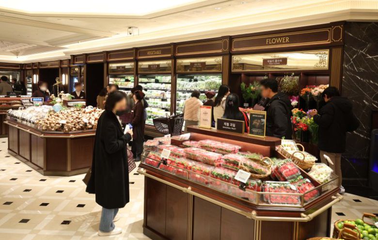 신세계백화점이 식품관 내 슈퍼마켓을 '신세계 마켓'으로 재개장한 28일 서울 서초구 신세계백화점 강남점에서 시민들이 장을 보고 있다. 신세계 마켓은 신선식품 매장, 프리미엄 가정식 전문관, 그로서리(식료품) 매장 등 세 구역으로 이뤄졌다. 2025.02.28.뉴시스