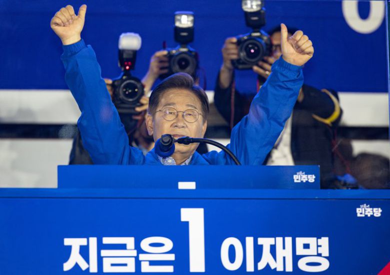 이재명 더불어민주당 대통령 후보가 제21대 대통령선거를 하루 앞둔 2일 오후 서울 영등포구 여의도공원에서 열린 마지막 유세에서 시민들에게 지지를 호소하고 있다. 2025.6.2/뉴스1 ⓒ News1 이재명 기자 /사진=뉴스1