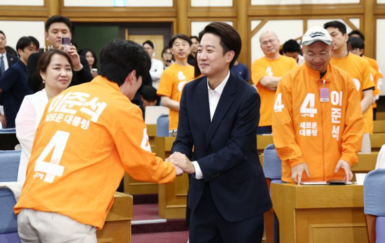 이준석 개혁신당 대통령 후보가 3일 서울 여의도 국회 의원회관에 마련된 제21대 대통령선거 개표상황실에서 입장을 밝힌 뒤 당원들과 인사하고 있다. 뉴스1
