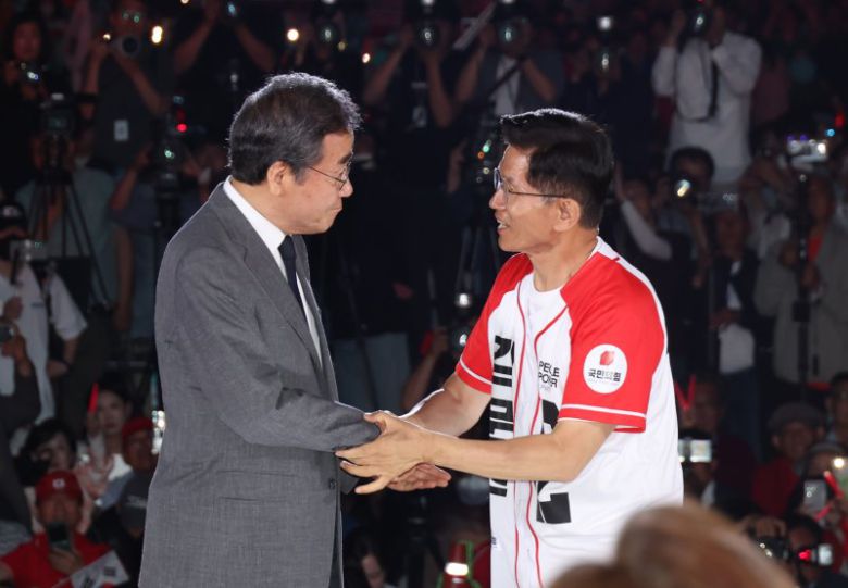 [서울=뉴시스] 고승민 기자 = 김문수 국민의힘 대통령 후보가 제21대 대통령 선거를 하루 앞둔 2일 오후 서울 중구 서울시청 앞 광장에서 열린 '울려라 함성, 들어라 승리의 메아리' 피날레 유세에서 이낙연 전 국무총리와 손을 맞잡고 있다. 2025.06.02. kkssmm99@newsis.com /사진=뉴시스