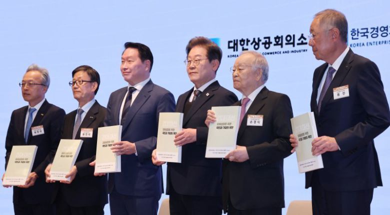 이재명(왼쪽 네번째) 대통령이 대선후보 신분으로 지난 8일 경제 5단체장들과 간담회에서 포즈를 취한 장면. /사진=뉴시스