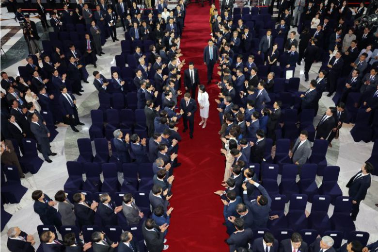 이재명 대통령과 부인 김혜경 여사가 4일 제21대 대통령 취임 선서식이 열리는 국회 로텐더홀에 입장하면서 참석자들과 인사하고 있다. 연합뉴스