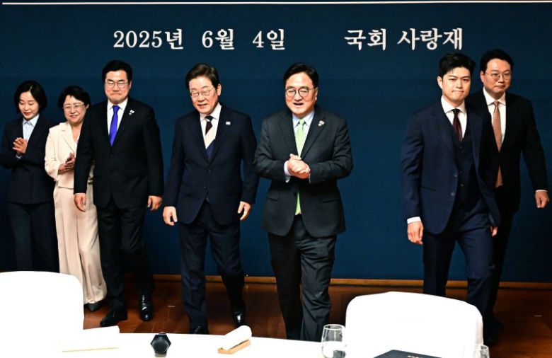 이재명 대통령, 우원식 국회의장을 비롯한 참석자들이 4일 오후 서울 여의도 국회 사랑재에서 열린 제21대 대통령 취임 기념 오찬에 참석해 기념촬영을 마친 뒤 자리로 이동하고 있다. 사진=뉴시스