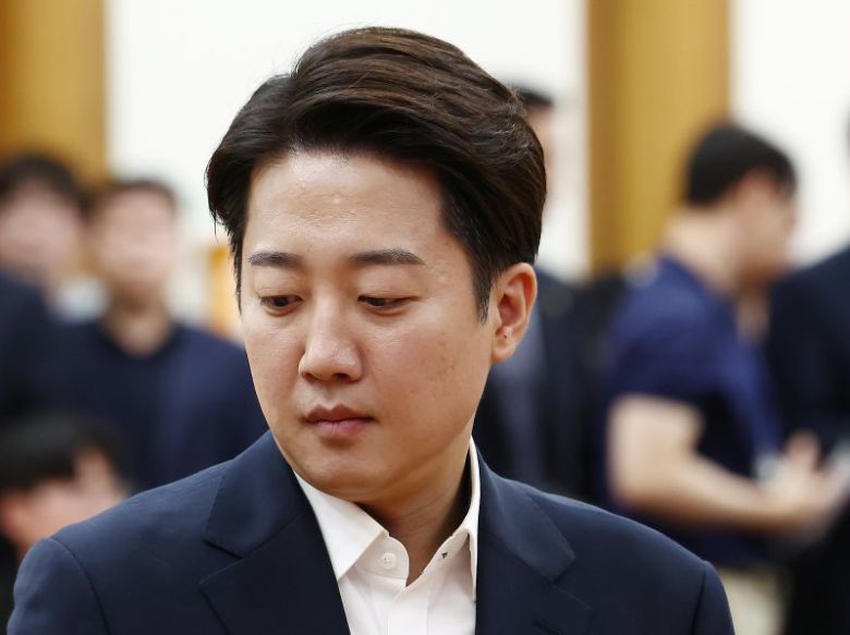 (서울=뉴스1) 김민지 기자 = 이준석 개혁신당 대통령 후보가 3일 서울 여의도 국회 의원회관에 마련된 제21대 대통령선거 개표상황실에서 입장을 밝히기 위해 굳은 표정으로 들어서고 있다. 2025.6.3/뉴스1 /사진=뉴스1화상