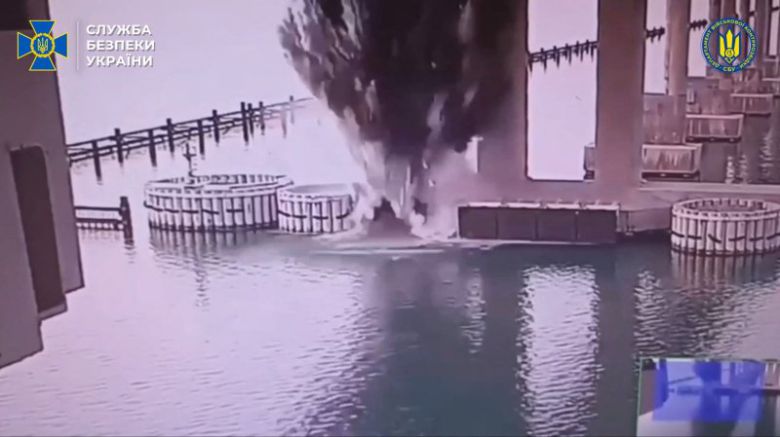 우크라이나 보안 당국이 3일(현지시간) 공개한 사진에서 크림반도와 러시아를 연결하는 커치대교가 폭발하는 모습. 우크라 보안국은 수중 드론으로 공격했다고 밝혔다.AFP연합뉴스