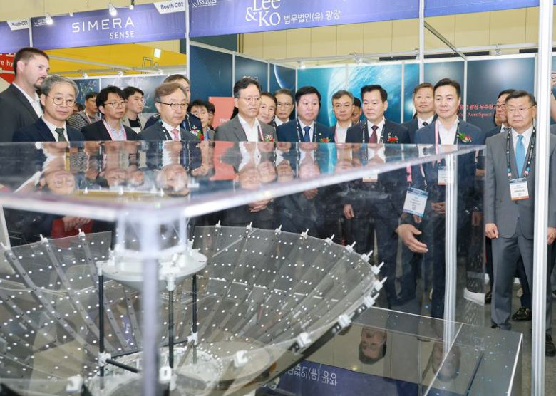 이택구 대전시 정무경제과학부시장(오른쪽 두번째)이 4일 대전컨벤션센터(DCC)에서 열린 '2025 국제우주컨퍼런스(ISS)'에서 기업 홍보 부스에 전시된 위성체를 살펴보고 있다.