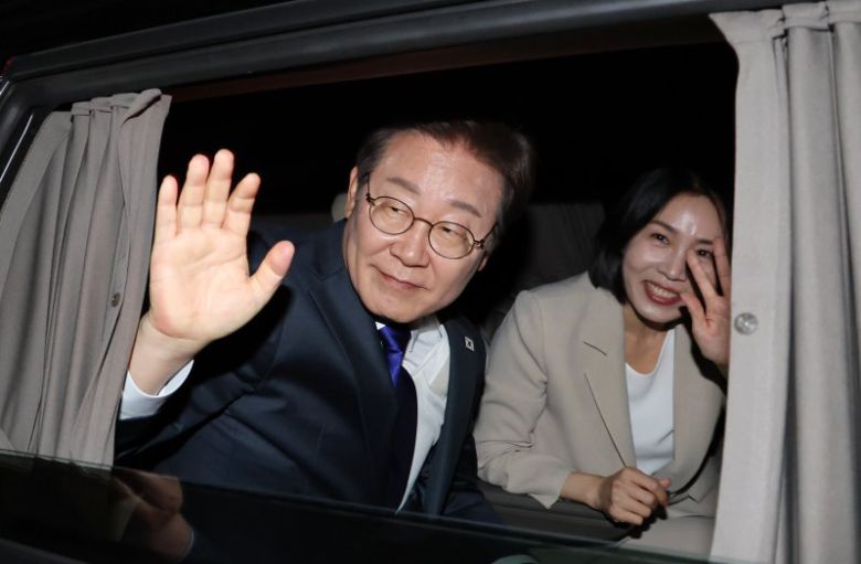 당선이 확실시된 이재명 더불어민주당 대통령 후보가 4일 서울 여의도 국회 앞에 마련된 민주당 국민개표방송시청 현장에서 연설을 마친 후 떠나고 있다. 사진=뉴스1