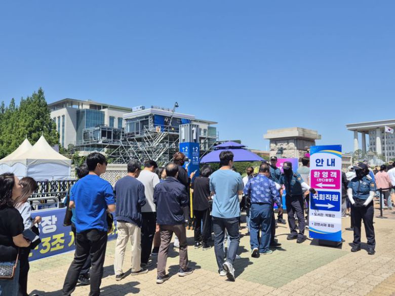 4일 오전 서울 여의도 국회의사당 앞에서 지지자들이 이재명 대통령의 취임선서식 참석을 위해 줄을 서고 있다. 사진=장유하 기자