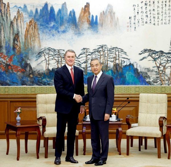 왕이 중국공산당 중앙외사판공실 주임(정치국원 겸임) 겸 외교부장이 3일 베이징에서 데이비드 퍼듀 신임 주중 미국 대사를 만나 회담하기에 앞서 악수를 하며 사진 촬영을 하고 있다. 연합뉴스