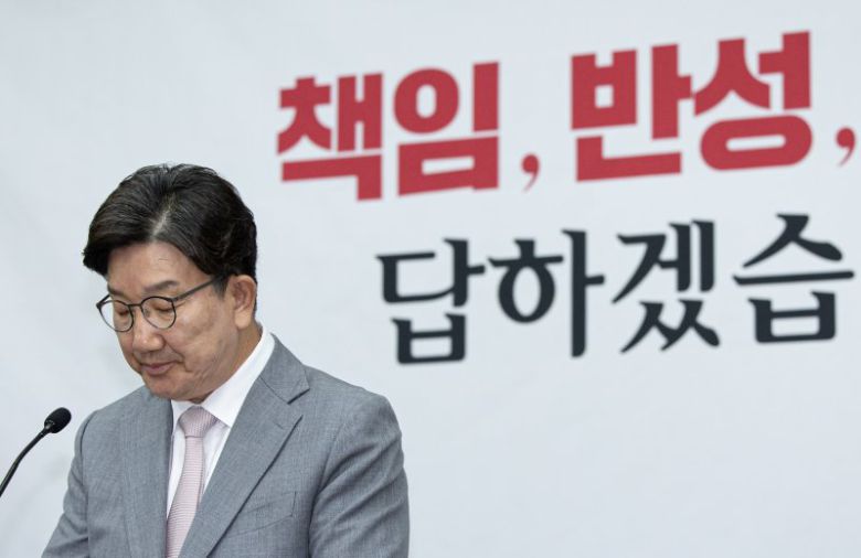 원내대표직 사퇴하는 권성동 국민의힘이 6·3 대선 패배의 후폭풍에 휩싸인 가운데 권성동 원내대표가 5일 국회에서 열린 의원총회에서 발언하고 있다. 권 원내대표는 이날 사퇴 의사를 밝혔다. 뉴스1