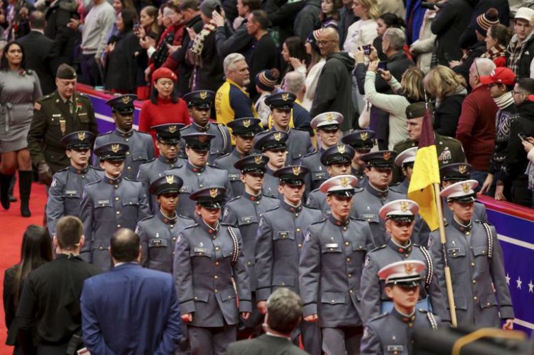 트럼프 대통령이 졸업한 뉴욕군사학교 재학생들이 지난 1월 워싱턴에서 열린 트럼프 대통령의 취임 퍼레이드에서 동문 선배의 취임을 축하하면서 행진하고 있다. EPA 월스트리트저널 웹사이트 갈무리