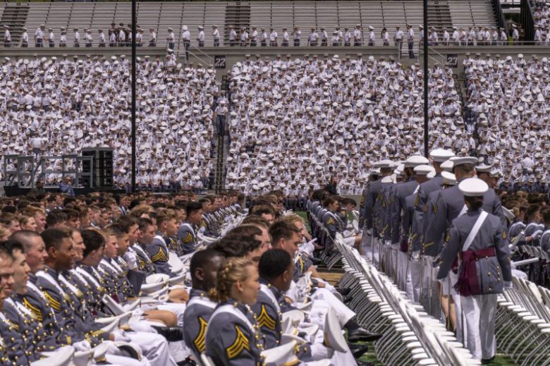 미 육군사관학교 졸업생도들이 지난 5월 24일 뉴욕주 웨스트포인트에서 열린 졸업식에 참석하고 있다. AP 연합뉴스