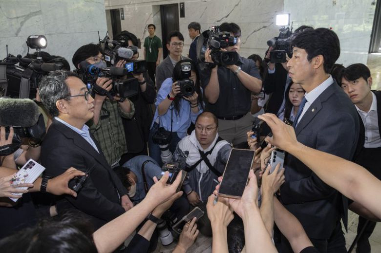 국회 과학기술정보방송통신위원회 위원인 더불어민주당 이훈기 의원(오른쪽)이 SK텔레콤 유심 해킹 사태 관련 최태원 SK 회장 면담을 위해 5일 서울 종로구 SK 서린빌딩을 찾아 유영상 SK텔레콤 대표이사를 만나 대화하고 있다. 이 의원은 이날 SK 측에 최 회장과의 면담을 사전 요청하고 방문했지만 최 회장과의 면담은 불발됐다. 연합뉴스