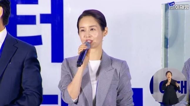 배우 김가연이 3일 서울 여의도 국회의사당 앞에서 열린 더불어민주당 개표방송 시청 행사에 참석해 이재명 대선 후보를 지지했다.사진=민주당 유튜브 채널 '델리민주' 화면 캡처