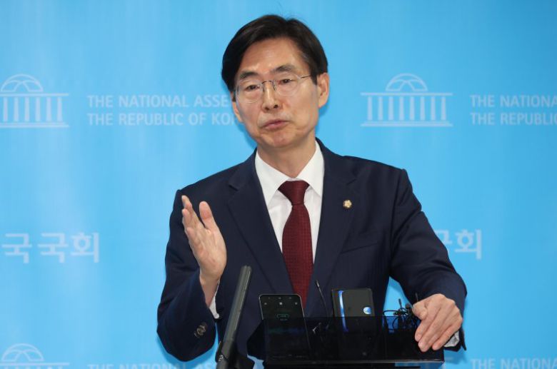 조경태 국민의힘 의원이 10일 오후 서울 여의도 국회 소통관에서 '국민의힘 대선후보 불법교체 즉각 철회 촉구' 기자회견을 마치고 취재진의 질문에 답변하고 있다. 뉴시스