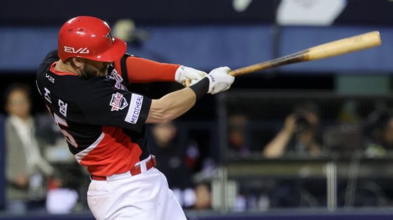 2025 KBO리그 KIA 타이거즈와 두산 베어스의 경기, 6회초 1사 1루 KIA 위즈덤이 투런 홈런을 치고 있다. 뉴시스