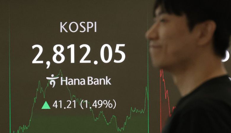 5일 서울 중구 하나은행 딜링룸 현황판에 코스피 지수 등이 표시되고 있다. 이날 코스피 지수는 전 거래일 대비 41.21p(1.49%) 오른 2812.05에, 코스닥은 6.02p(0.80%) 오른 756.23에 장을 마감했다. 연합뉴스