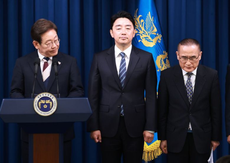 이재명 대통령이 지난 4일 서울 용산 대통령실 청사에서 새 정부 첫 인사 발표를 하고 있다. 오른쪽부터 위성락 안보실장, 강훈식 비서실장. 대통령실통신사진기자단