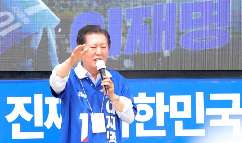 제21대 대선운동 당시 정청래 더불어민주당 골목골목 선대위원장이 지난달 31일 전북 전주시 풍남문광장에서 유세 차량에 올라 이재명 후보 지지를 호소하고 있다. 사진=뉴스1                                    박찬대 더불어민주당 당대표 직무대행 겸 원내대표가 5일 오후 서울 여의도 국회에서 열린 의원총회에서 발언을 하고 있다. 사진=뉴시스