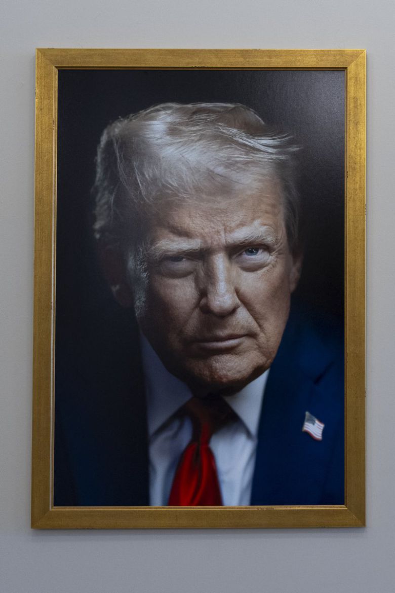 도널드 트럼프 미국 대통령이 밀어붙이고 있는 대규모 감세와 재정확대가 포함된 재정법은 미 재정적자를 10년 동안 2조4000억달러 더 늘리게 될 것이라고 미 의회예산국(CBO)이 4일(현지시간) 경고했다. 백악관과 공화당은 이에 발끈해 CBO 해체 카드까지 꺼내들었다. AP 뉴시스