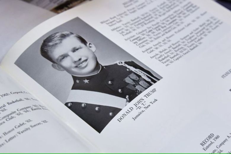 1964년 뉴욕군사학교 졸업 앨범에 등장한 졸업생 도널드 트럼프. 월스트리트저널 웹사이트 갈무리