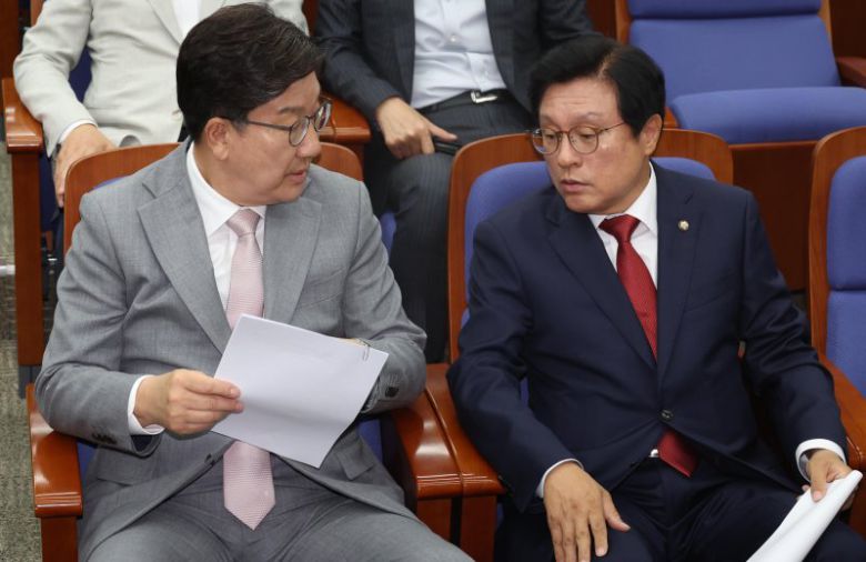 권성동 국민의힘 원내대표가 5일 오전 서울 여의도 국회에서 열린 의원총회에서 박형수(오른쪽) 원내수석부대표와 대화하고 있다. 뉴시스