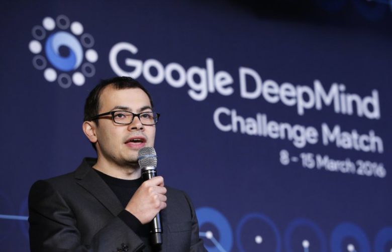 구글의 AI 연구 자회사 딥마인드의 최고경영자(CEO) 데미스 하사비스가 4일(현지시간) CNN과의 인터뷰에서 '잡포칼립스(일자리 대재앙)'보다 "AI 시스템의 접근을 악의적 사용자로부터 제한하고, 선의의 사용자들이 이 기술로 놀라운 일을 할 수 있게 하는 것"이라고 강조했다. 사진은 하사비스가 한 자리에서 자신의 입장을 밝히고 있다. 뉴시스