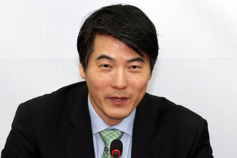 [서울=뉴시스] 조성우 기자 = 제이슨 권 오픈AI 최고전략책임자(CSO)가 26일 오후 서울 여의도 국회를 찾아 최형두 국민의힘 선대위 AI과학정책본부장을 만나 발언하고 있다. 2025.05.26. xconfind@newsis.com <저작권자ⓒ 공감언론 뉴시스통신사. 무단전재-재배포 금지.> /사진=뉴시스화상