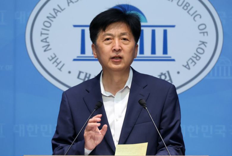 오기형 더불어민주당 대한민국 주식시장 활성화 태스크포스(국장부활TF) 소속 의원이 5일 오전 국회 소통관에서 상법개정안 재발의 기자회견을 하고 있다. 뉴시스