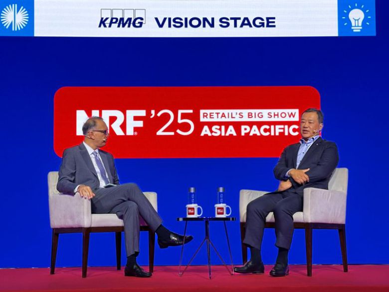 지난 3일(현지시간) 김상현 롯데유통군 총괄대표 부회장(오른쪽)이 싱가포르 마리나 베이 샌즈 싱가포르에서 열린 '전미소매연맹(NRF) 빅쇼(Big Show) 아시아퍼시픽(APAC) 2025'에 참석해 비풀 차울라 페어프라이스 그룹 최고경영자(CEO)와 대담을 나누고 있다. 롯데 유통군 제공