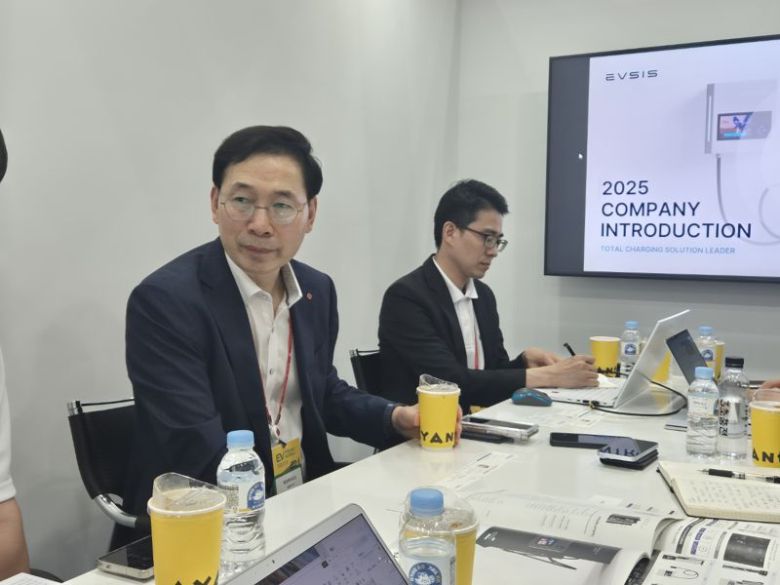 오영식 EVSIS 대표이사가 5일 서울 코엑스에서 열린 'EV트렌드코리아 2025'에서 기자간담회를 진행하고 있다. 사진=연지안 기자